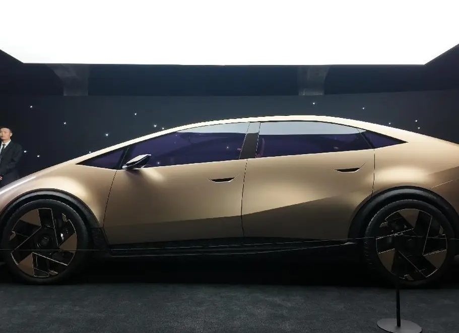 Классика против новаторства: сравниваем автомобили Chery Tiggo 9 и Hyundai Santa Fe